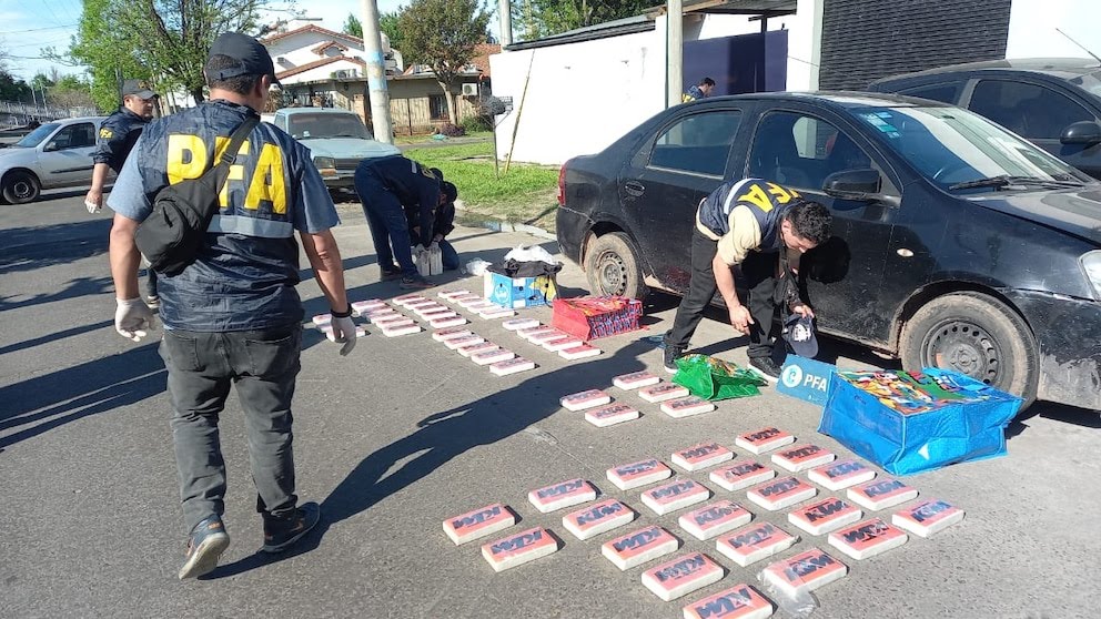 Allanaron búnkeres narco en zona oeste, en Moreno e Ituzaingó. Decomisaron más de 260 kilos de cocaína.