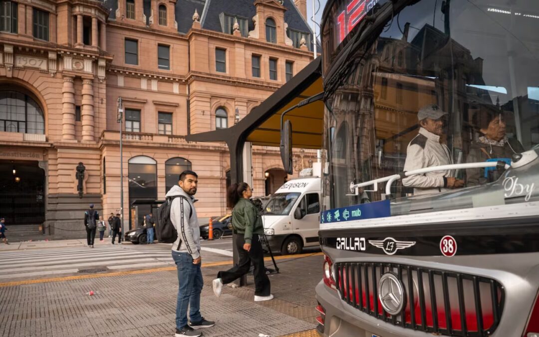 ¿Cuánto aumentó viajar en colectivo en distintas ciudades del país en los últimos tres años?