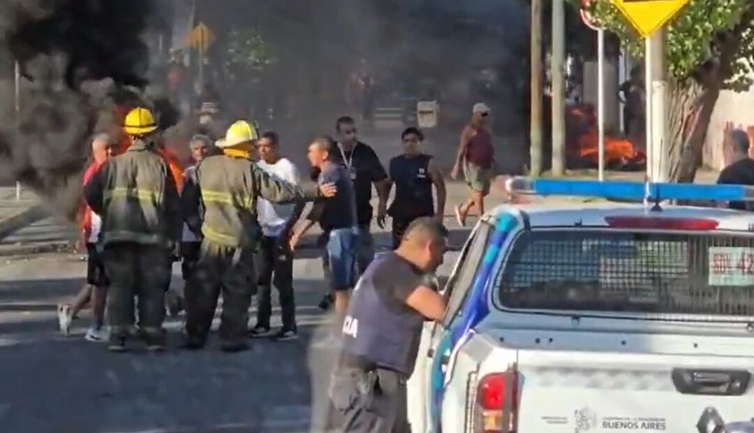 Empleados municipales de Morón irrumpieron y causaron destrozos en el Concejo Deliberante por el pago de horas extra