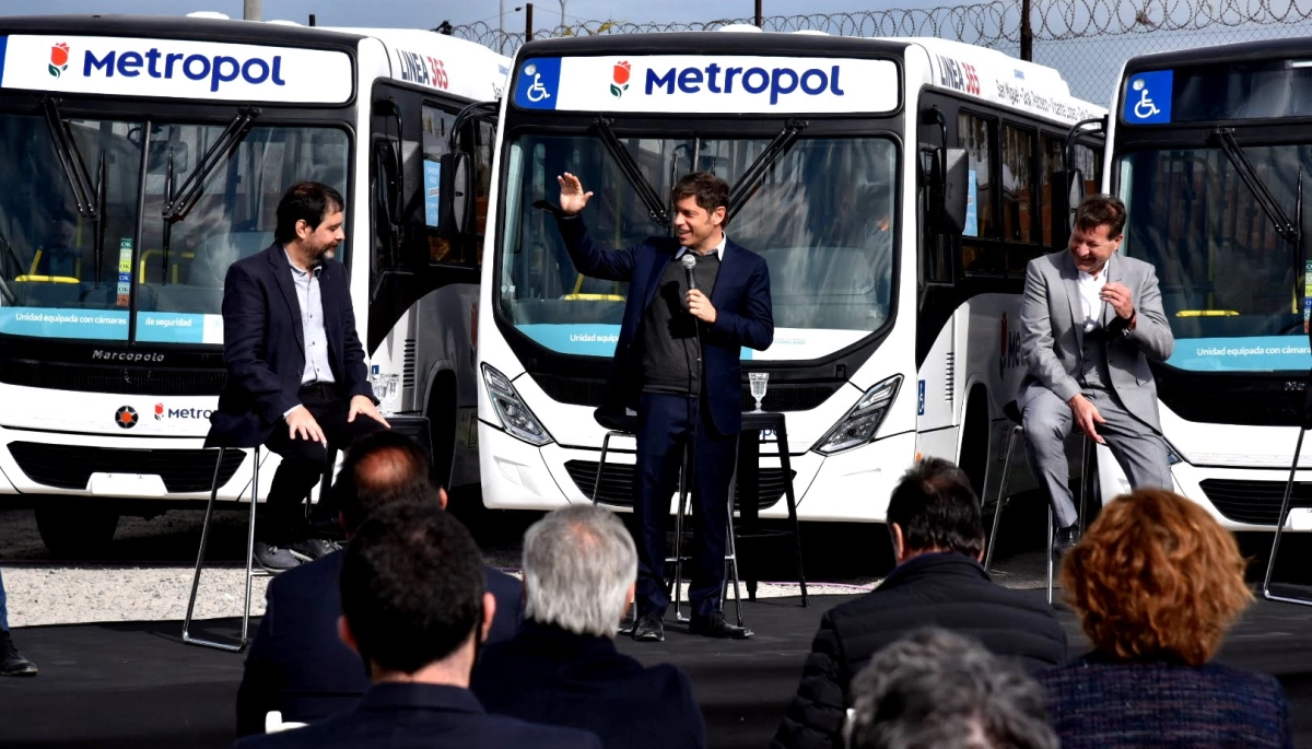 20260126140014_fernando-moreira-y-axel-kicillof-acompanaron-la-presentacion-de-257-colectivos-de-la-empresa-metropol-en-san-martin